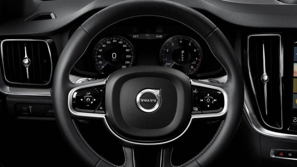 Bên trong, Volvo S60 R-Design trang bị vô lăng thể thao R-Design mang đến trải nghiệm lái mượt mà qua những cung đường di chuyển
