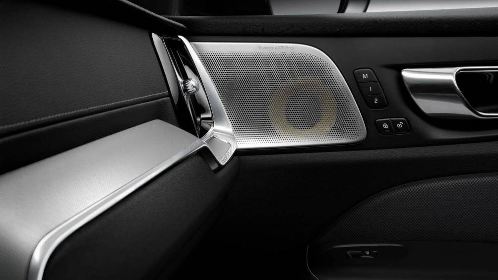 Với dải thanh âm từ hệ thống Harman Kardon cao cấp với công suất 600W cho khả năng tái tạo âm thanh một cách chân thực và tự nhiên nhất