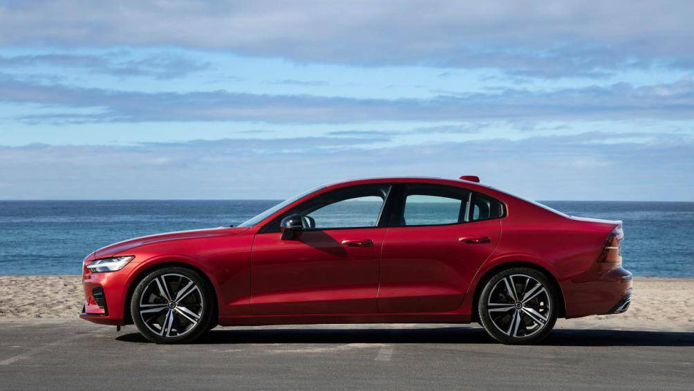 Sở hữu hệ dẫn động AWD, Volvo S60 R-Design có thể vận hành hoàn hảo và mạnh mẽ trong nhiều điều kiện đường sá, địa hình, thời thiết khác nhau