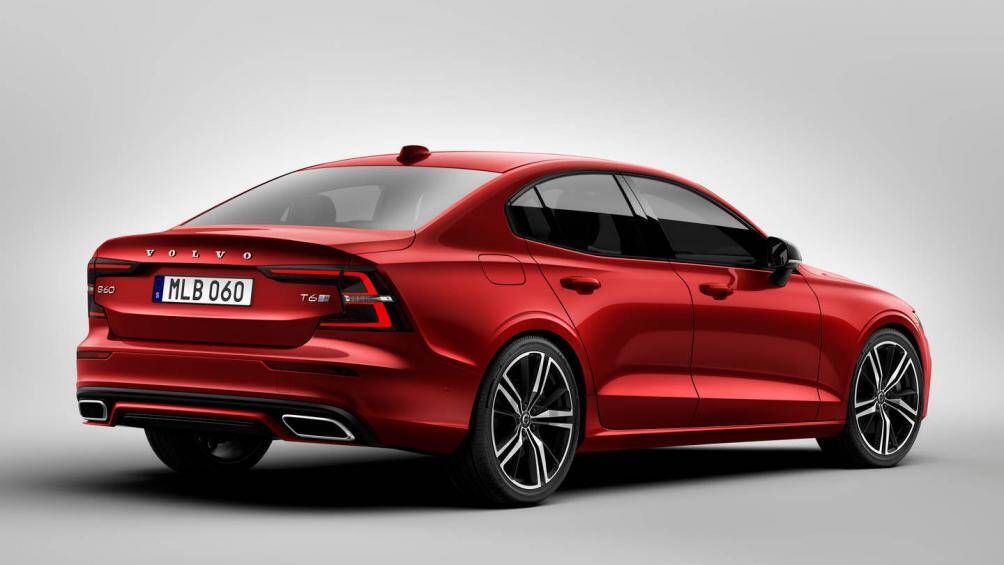 Phần đuôi xe có thiết kế tương tự S90 với những đường nét cứng cáp và dòng chữ Volvo nổi bật, bộ mâm 5 chấu kép thể thao