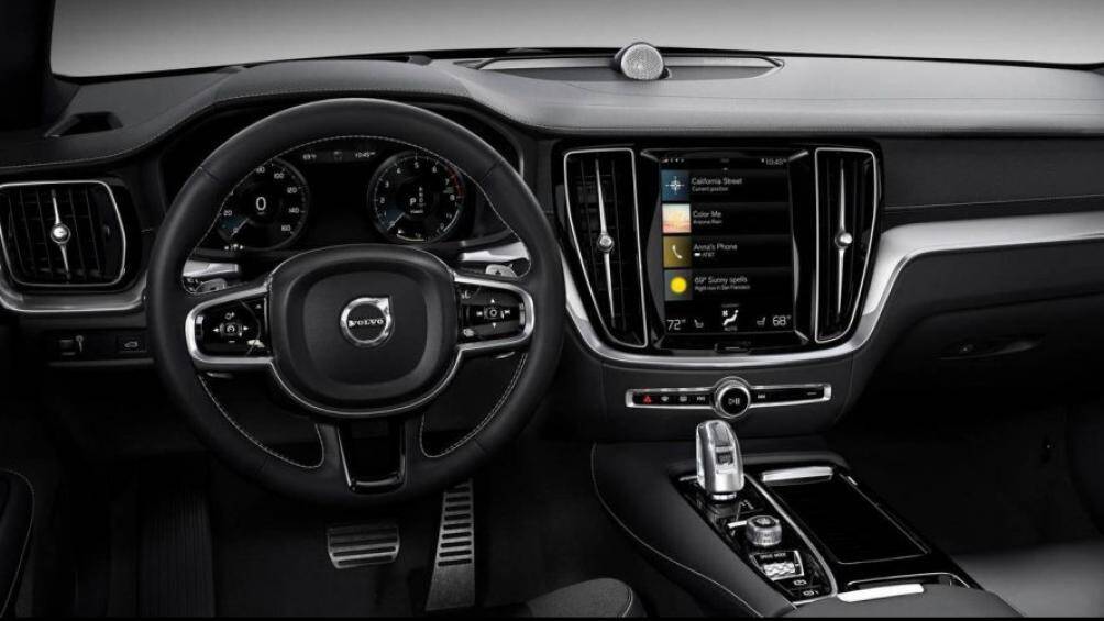 Đặc biệt, S60 R-Design còn được trang bị thêm màn hình trên kính chắn gió (HUD), mọi thông tin cần thiết đều được hiển thị cho người lái