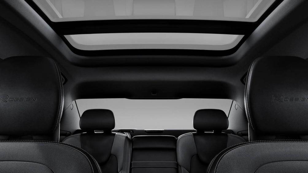 Volvo S60 R-Design trang bị cửa sổ trời toàn cảnh Panorama, mang đến cảm giác thoáng đãng hơn