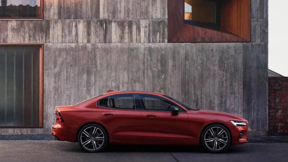 Sức mạnh từ động cơ T5 cho công suất 250 mã lực tại 5500 vòng/phút, xe tăng tốc từ 0-100km/h chỉ trong 6.4s,kết hợp với hộp số tự động 8 cấp