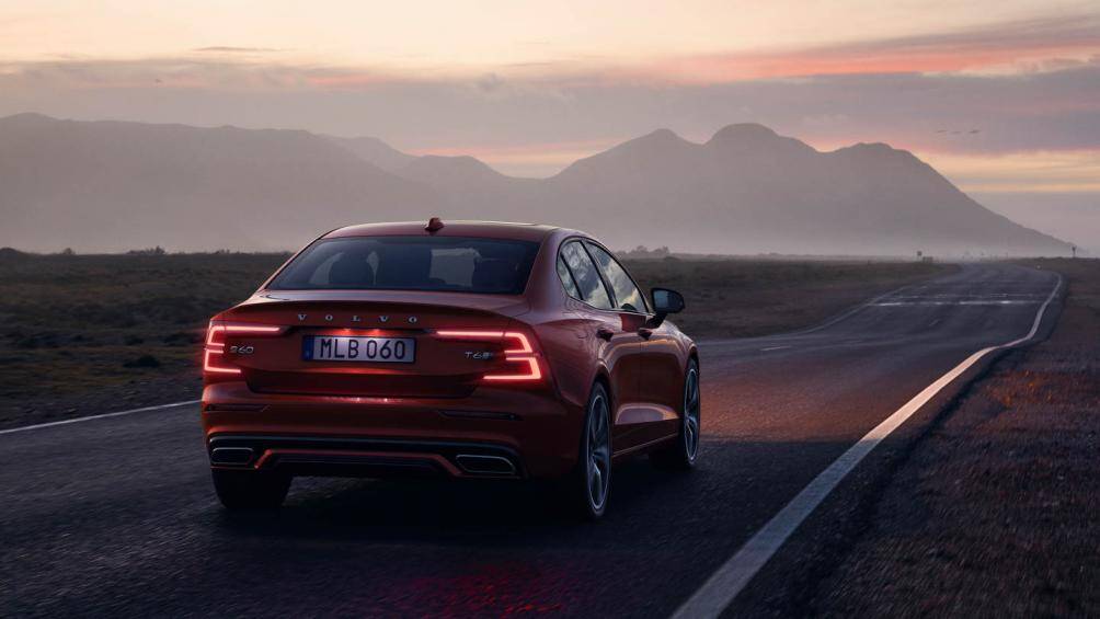 Phần đầu xe nổi bật với cụm lưới tản nhiệt Urban – Grid năng động tương tự như "đàn anh" S90, cùng logo Volvo nổi bật ở trung tâm