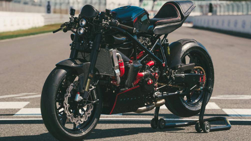 Nâng cấp tiếp theo là một bộ phuộc trước Ohlins hàng hiệu từ một chiếc Tuono Aprilia. Bộ vành Marchesini tiêu chuẩn của 999 được giữ lại và sơn đen