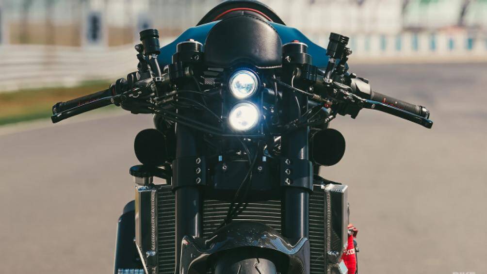 Cách bố trí đèn pha mới với hai bóng theo chiều dọc được giữ trong một giá đỡ làm bằng tay và phía trên là một thanh nẹp nhỏ