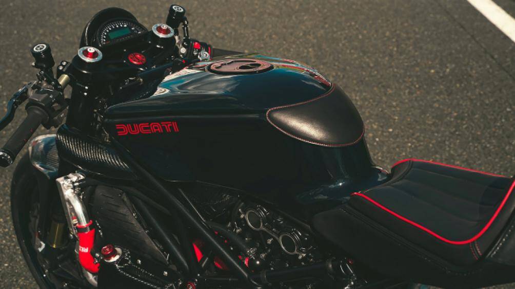 Yên xe, ốp đuôi, màn hình trước, đệm bình xăng và thậm chí cả ổ khóa, đều được bọc bằng da với những đường chỉ khâu cao cấp