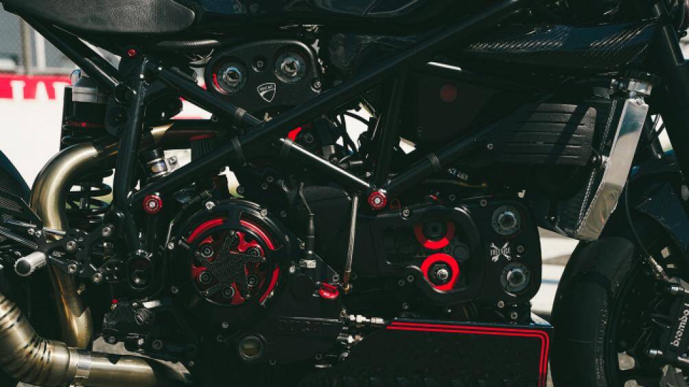 Một số chi tiết tạo ra từ sợi carbon, bao gồm: Chắn bùn trước, chắn bùn sau và bộ bảo vệ xích, nắp nhông xích và bộ hút khí carbon từ EVR