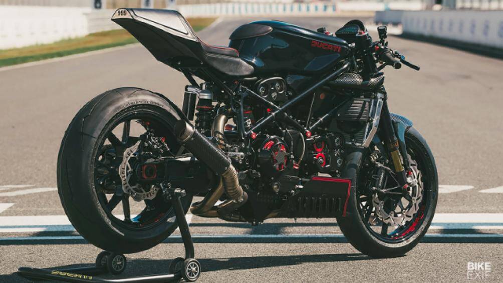 Một hệ thống ống xả bằng thép không gỉ tùy chỉnh tạo công suất cao hơn 9,9 mã lực, với mô-men xoắn tăng 15,6 Nm so với nguyên bản