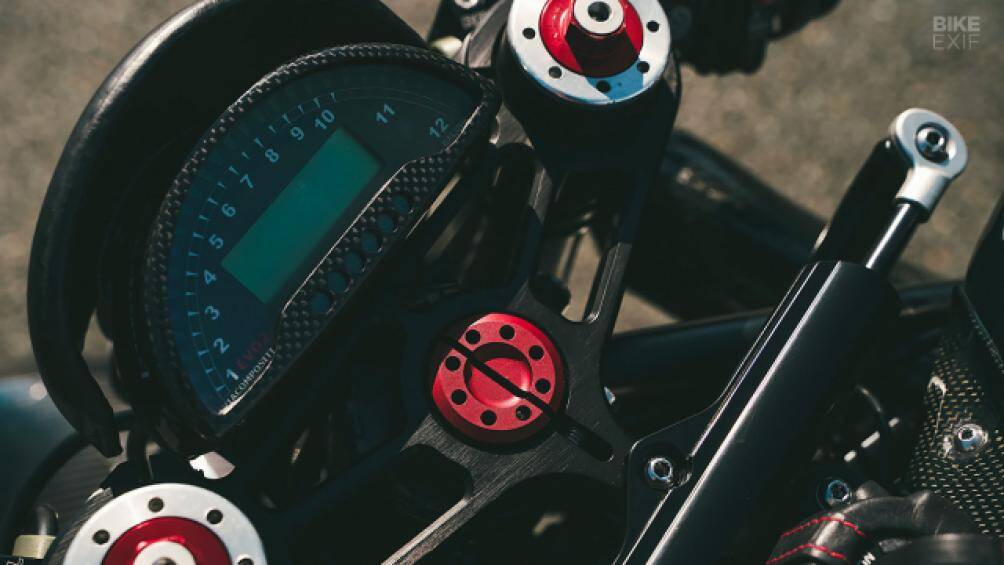 Trung tâm tay lái được trang bị đồng hồ Aviacompositi, cùm côn dầu Renthal, cùm phanh Brembo, công tắc Domino và đèn tín hiệu Motogadget cuối tay lái