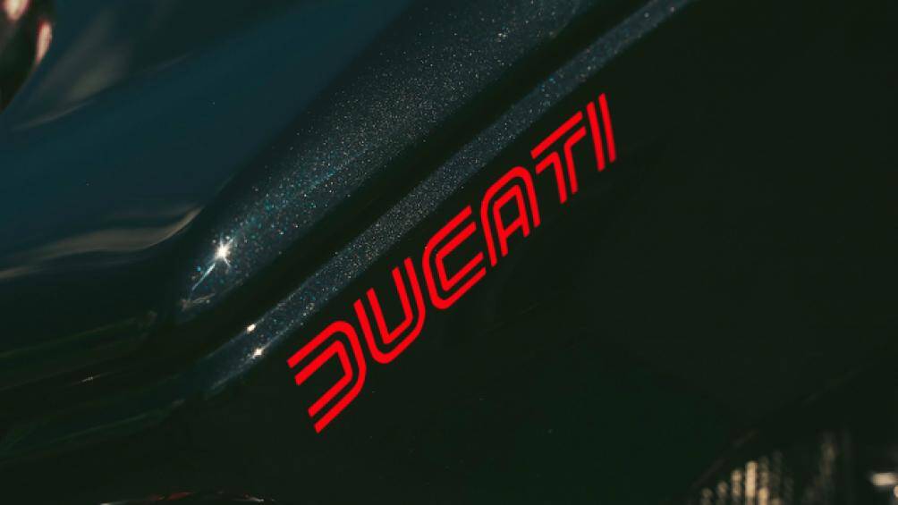 Bộ giảm xóc phía sau của Ohlins cũng được lắp đặt, tất cả các thành phần của hệ thống treo đã được hoàn thiện lại với màu đen và đỏ