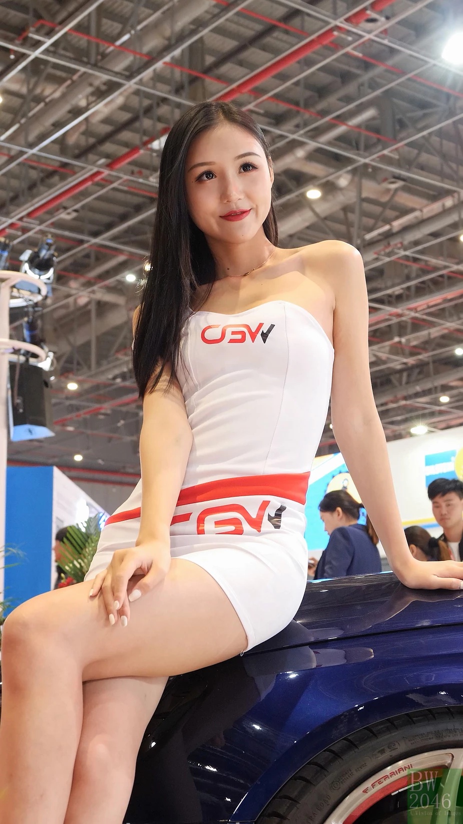 Tự tin khoe thân hình săn chắc, hấp dẫn trên nắp ca pô xe