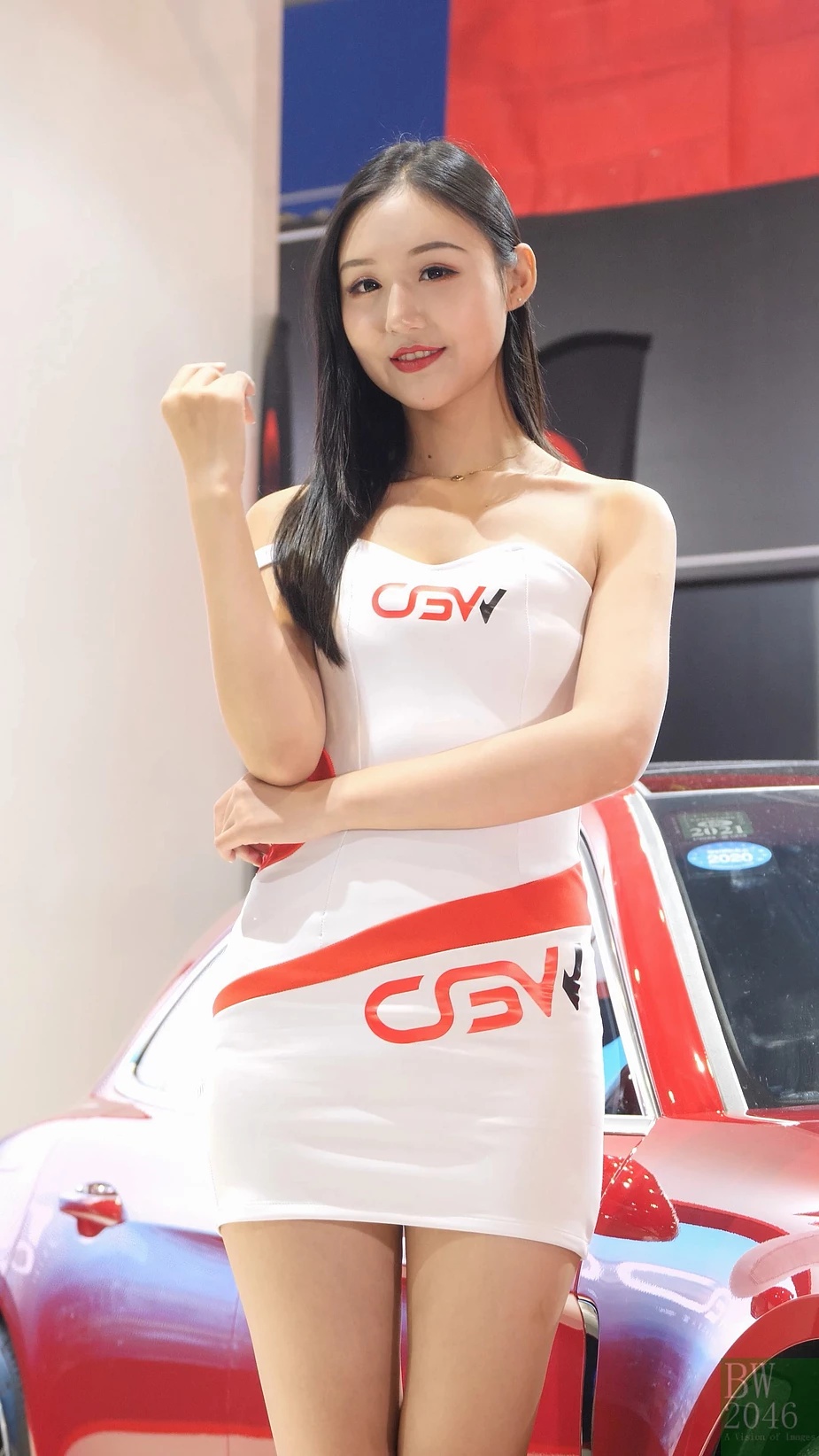 Bộ váy trắng nổi bật giúp cô khoe được những đường cong khêu gợi của thân hình