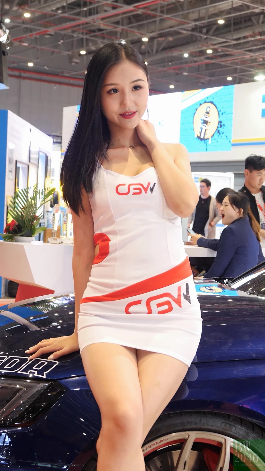 Người mẫu tạo dáng quyến rũ tại China Auto Salon