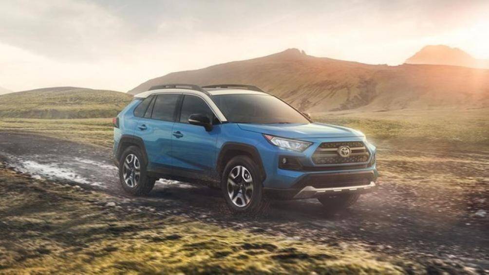 10. Toyota RAV4: Theo tính toán của CarEdge, Toyota RAV4 sẽ mất 39% giá trị sau 5 năm sử dụng và còn giá 18.149 USD (khoảng 421 triệu đồng)