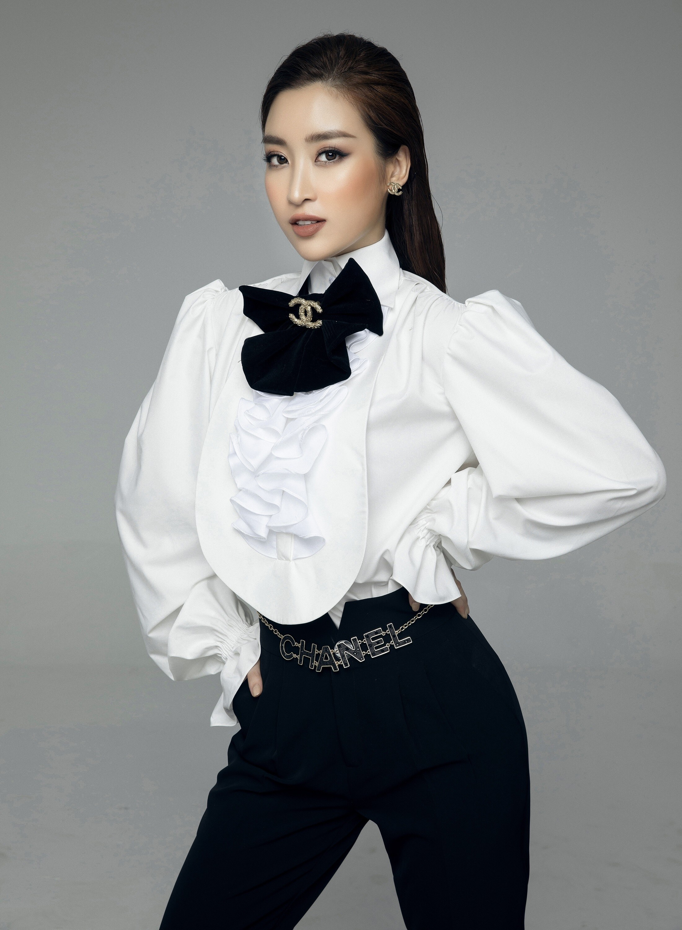 Nàng hậu thể hiện thần thái lạnh lùng với lối trang điểm đậm khi diện tông màu chủ đạo trắng đen.