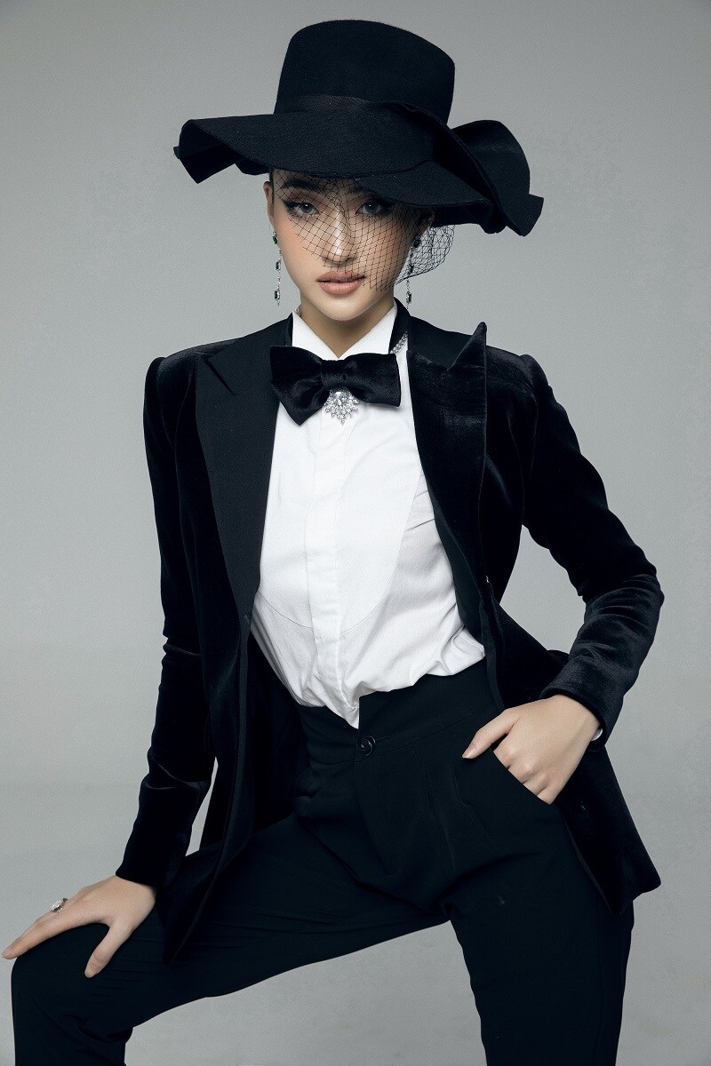 Trong mỗi shoot hình của mình, Lương Thùy Linh luôn khéo léo khoe được thân hình chuẩn với đôi chân dài trứ danh.