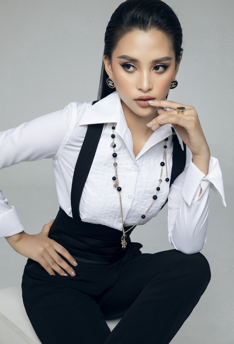 Tiểu Vy chuẩn bị hết nhiệm kỳ 2 năm hoa hậu của mình. Sau 2 năm đăng quang, người đẹp có những sự phát triển nhiều hơn về mặt hình ảnh.