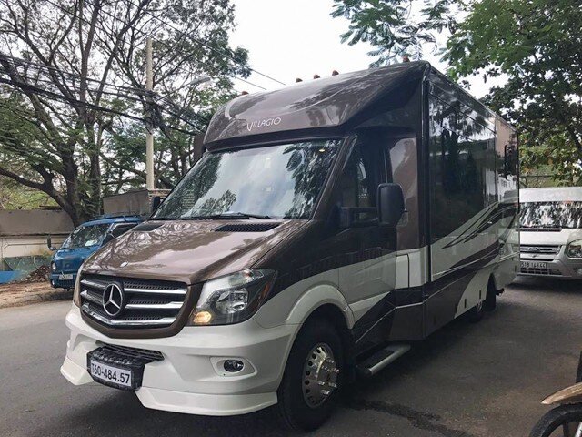 Ngôi nhà di động này có tên Renegade 25QRS Villagio Class B do một đại gia kinh doanh ở TP.HCM nhập về khiến cộng đồng mê xe Motor Home xôn xao