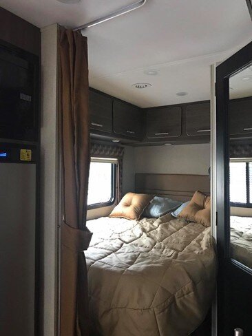 Giường ngủ phía cuối xe khá rộng rãi và có các ngăn tủ tiện ích phía trên