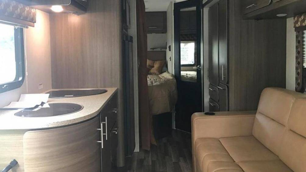 Không gian vừa để tiếp khách, cũng là nơi nghỉ ngơi với bộ Sofa giường ngay sau ghế lái