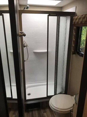 Khu nhà tắm, vệ sinh ngay bên cạnh được thiết kế buồng biệt lập và gọn gàng