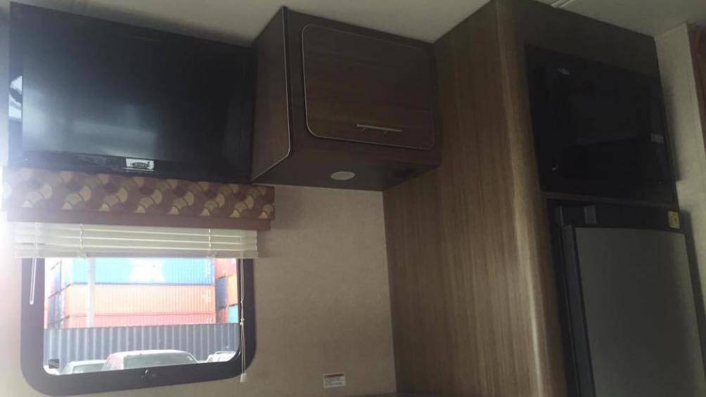 Tivi  được treo ngay trên bồn rửa thuận tiện hơn trong việc giải trí