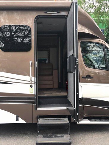 Có thể vào trong "nhà" bằng 3 cách: mở cửa ghế lái hoặc phụ và thêm một cửa có bậc thềm ở phần thân