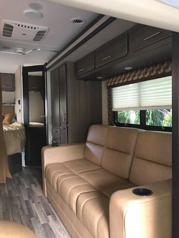 Ngay sau ghế lái là bộ ghế sa-lông dài tiếp khách sang trọng