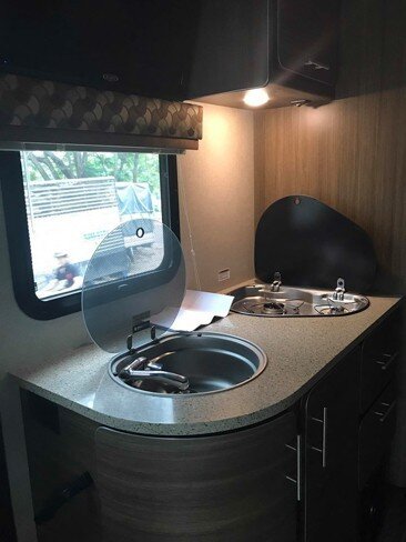 Đây là bàn ăn và bếp gas có nắp đậy, khi không sử dụng sẽ được tận dụng làm bàn ăn