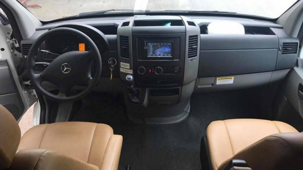 Khoang lái không có sự khác biệt so với chiếc Sprinter, ngoại trừ phần ghế và sàn đã được thiết kế lại cho phù hợp kiểu "motor home"