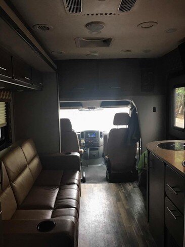 Từ ghế lái hoặc ghế phụ có thể bước thẳng vào nhà, hai không gian này có thể được ngăn cách bằng rèm che