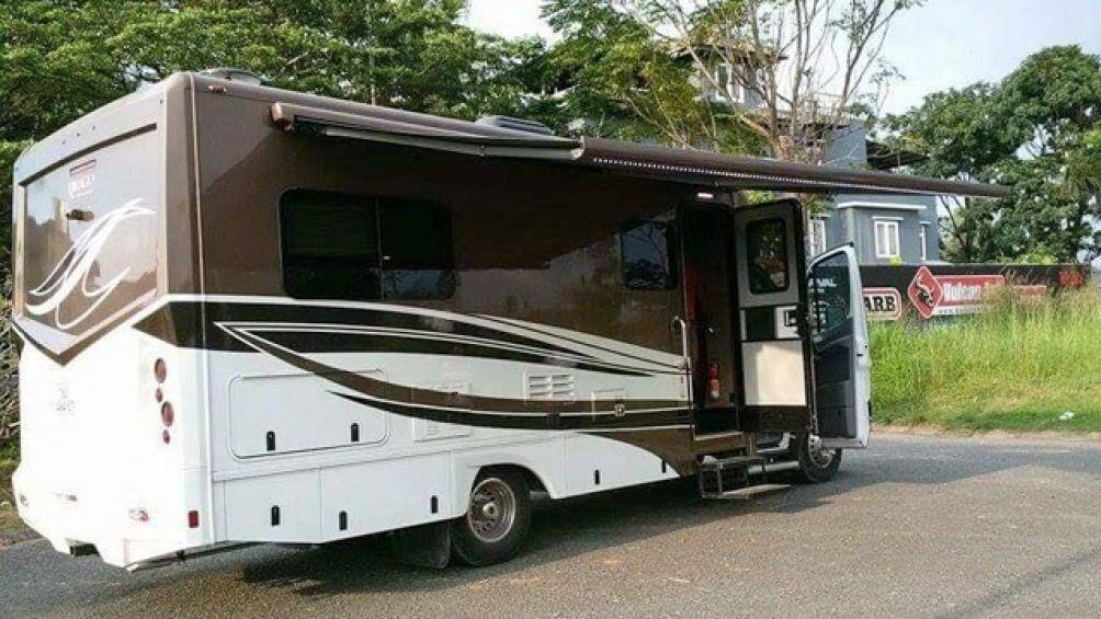 Khi dừng chân, mái xe có thêm phần hiên di động kéo dài thích hợp cho các buổi dã ngoại