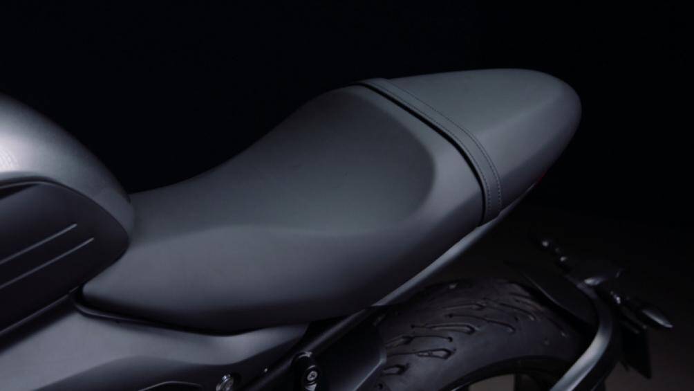 Trident 660 có khả năng vận hành êm ái và an toàn trong mọi điều kiện đường sá nhờ được trang bị hệ thống treo đến từ Showa