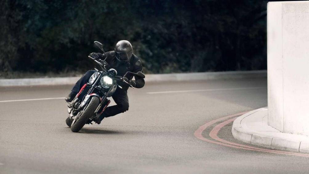 Một số tính năng an toàn trên xe điển hình như hệ thống ly hợp trượt hỗ trợ và công nghệ sang số nhanh QuickShifter