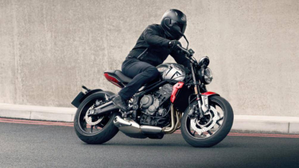 Thiết kế của Triumph Trident 2021 có nét khá giống với dòng xe Neo Sport Cafe của Honda với bình xăng khá tròn trịa và gồ cao