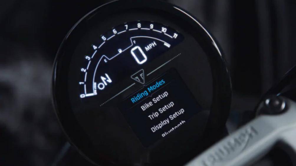 Đi kèm với đó là nhiều hệ thống tiên tiến khác như: kiểm soát độ bám đường (Traction Control) và hai chế độ lái (Road và Rain)