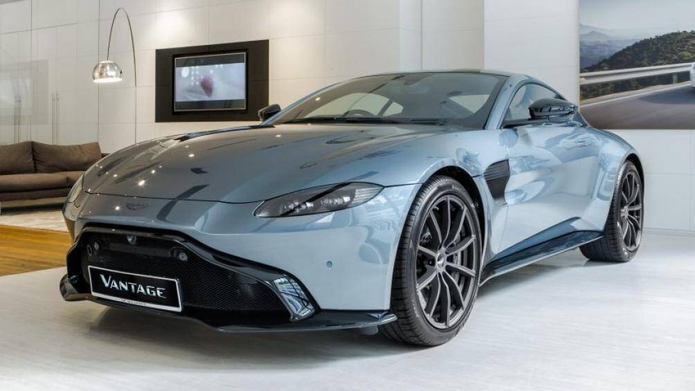 Aston Martin Kuala Lumpur đã biến chiếc Vantage V8 trở thành bản coupe Aston Martin Vantage Dark Knight với các chi tiết sơn đen ở ngoại thất