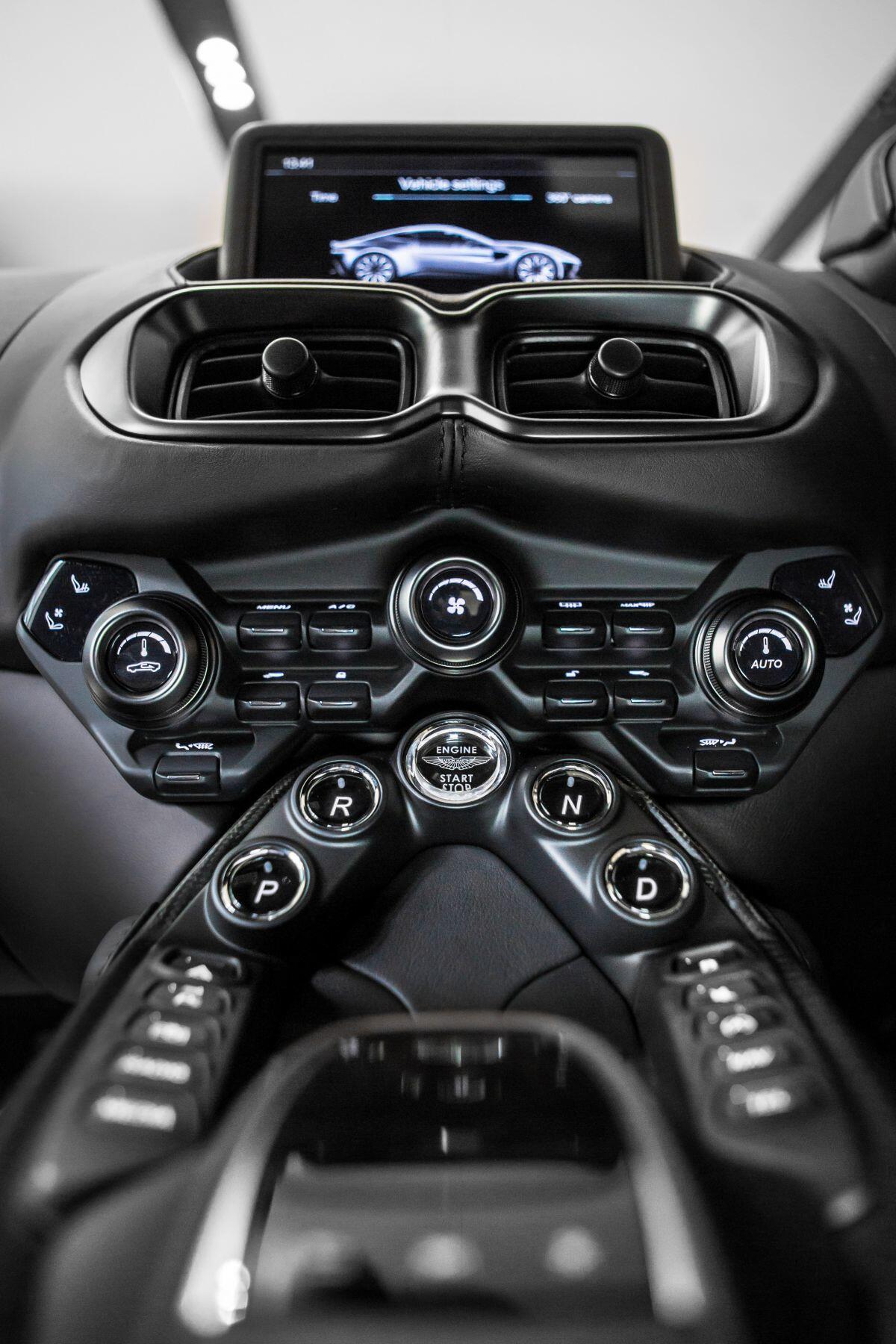 Xe cũng được trang bị những tùy chọn mới được Aston Martin Lagonda giới thiệu vào đầu năm nay