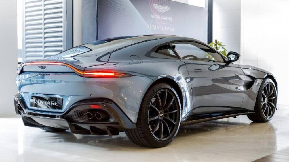 Đèn hậu màu khói và bộ mâm đúc đa chấu 20 inch màu đen cũng là những trang bị mới được lắp thêm