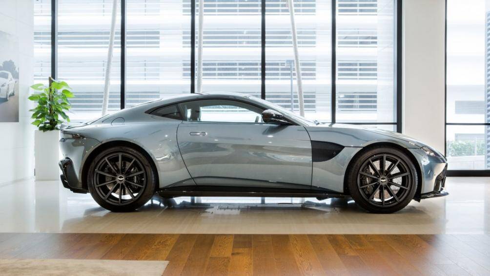 Ốp gương, mui xe và cánh khuếch tán phía sau cũng được sơn đen