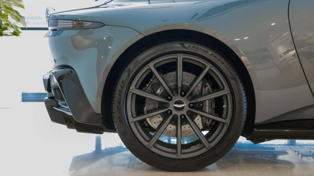 Xe sử dụng phanh gốm carbon nhằm chống lại nhiệt độ trên 800 độ C và giúp giảm 24 kg so với phanh gang tiêu chuẩn