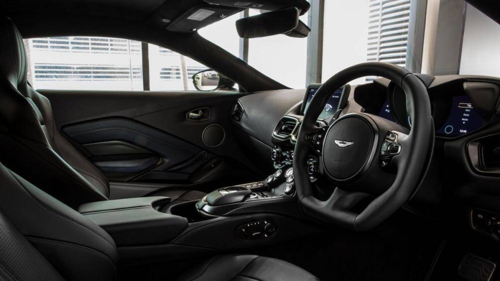 Chiếc Aston Martin Vantage được trang bị động cơ Mercedes-AMG M177 4.0 L twin-turbo V8 sản sinh công suất 500 mã lực