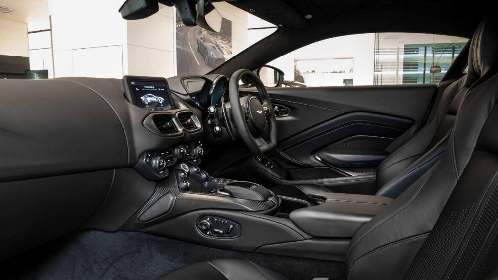 Bên trong, chiếc Dark Knight sử dụng lớp trang trí Satin Carbon và trang thiết bị trong xe hoàn thiện với tông màu crom tối của da Alcantara đen