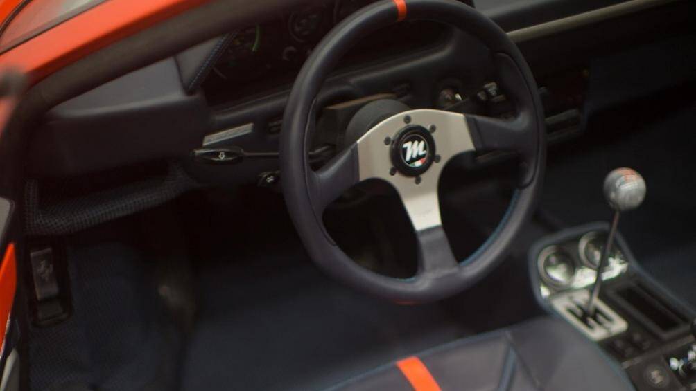 Cabin của 308M có các vật liệu như sợi carbon, da, Alcantara. Kính chắn gió, cửa sổ hai bên và toàn bộ nội thất đã được phục chế và tân trang lại