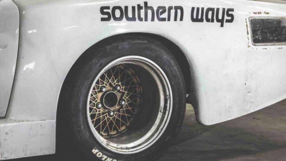 Mazda RX-7 254i sử dụng động cơ 13B (động cơ xoay) hai piston cung cấp khoảng 296 mã lực