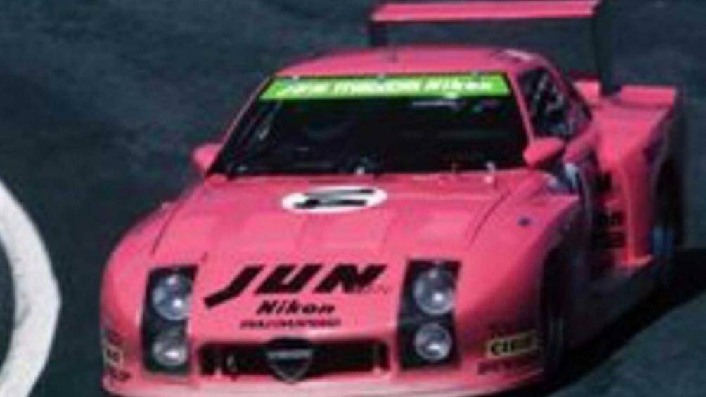 Một cuộc kiểm tra chi tiết cho thấy bên dưới lớp sơn trắng của xe có các lớp sơn cả vàng và hồng