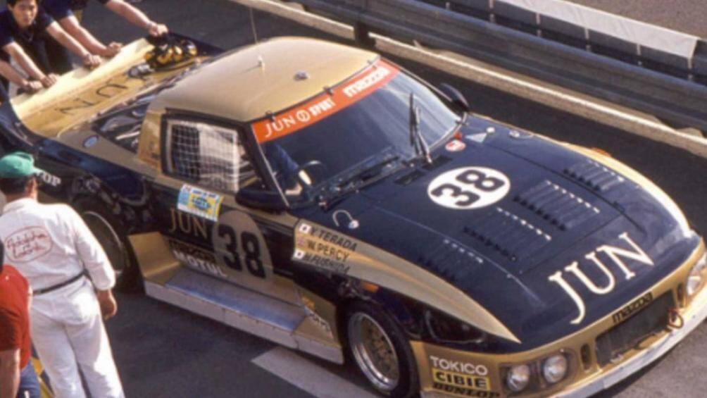 Nó được sơn màu đen và vàng Jun Hepy trước khi chuyển sang màu hồng để tham gia cạnh tranh chức vô địch giải JSPC