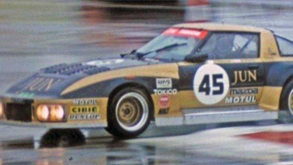 Chiếc màu vàng cùng loại còn lại đã bị phá hủy sau một tai nạn tại đường đua Fuji