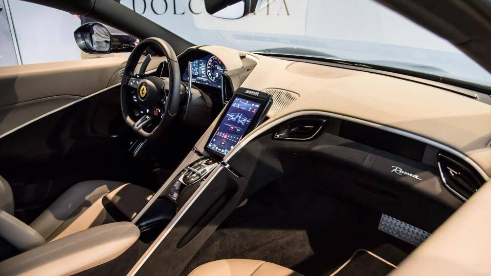 Trên bảng điều khiển trung tâm là hữu màn hình cảm ứng 8,4 inch đặt dọc mới cùng với đó là hệ thống thông tin giải trí thế hệ mới của Ferrari